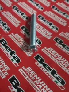 ŚRUBA NAPINACZA ŁAŃCUCHA NAPĘDOWEGO BETA RR 2T 125/200/250/300 2013-2021 RR 4T 350/390/400/430/450/480/498/525 2010-2021 XTRAINER 250/300 2T 2015-2021 OEM 11.55909.000