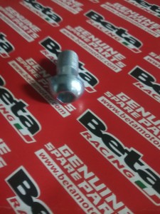 ŚRUBA MOCOWANIA PRZEWODU SPRZĘGŁA PRZÓD BETA RR 350/390/400/450/498/525 2010-2014 OEM  1165035000