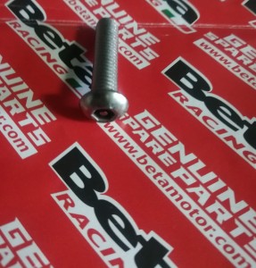 ŚRUBA MOCOWANIA KOLEKTORA GAŻNIKA BETA RR 250/300 2T 2013-2019 OEM 026110350000