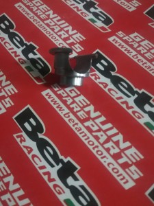 POPYCHACZ SPRĘŻYNY ZAWORU BETA RR 125/200/250/300 2T 2013-2021 OEM 026090170000