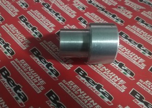 PANEWKA  LEWA TYLNEGO KOŁA BETA RR 400/450/525 4T 2005-2009 OEM 1385522000